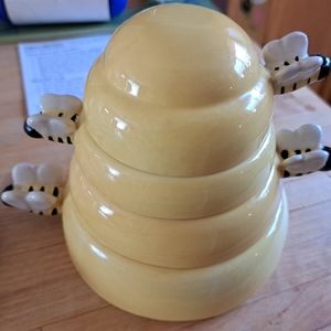 Stacking Bee Measuring Cups